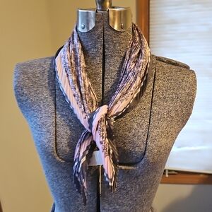 Nuna Lie Pleated Paisley Neckerchief